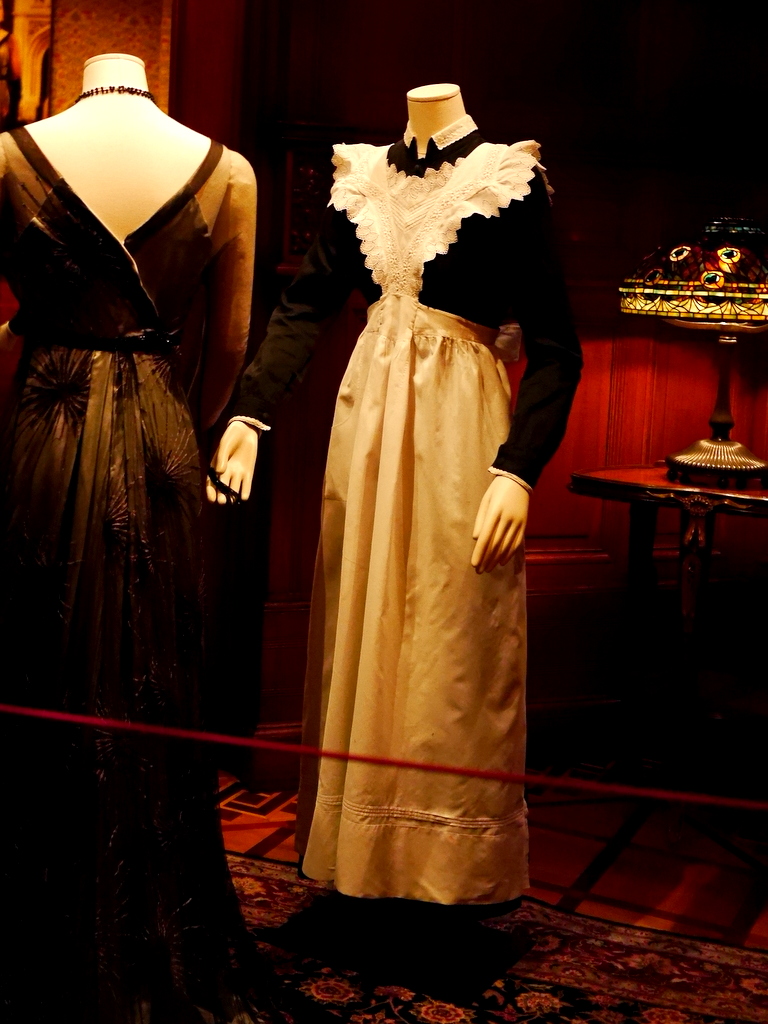 ダウントン アビー DowntonAbbey 衣装展 ファッション シカゴ ドライハウス ミュージアム DRESSING DOWNTON 時代考証   アンナ・スミス、エセル、グウェンなどのメイドユニフォーム（シーズンズ1-2、1912-1919年） 