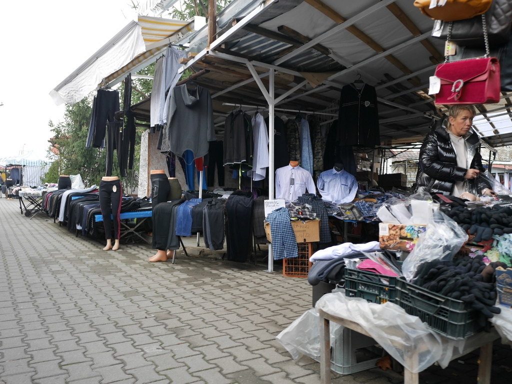 下シレジア地方 ポーランド  ヤボル  平和教会  ポーランドの市場は屋外で衣類も多く売っている @Jawor 