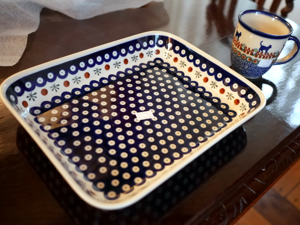 下シレジア地方 ポーランド  ボレスワヴィエツ ボレスワビエツ  ポーランド食器 基調の青に赤や緑の柄の入った大皿、猫をあしらったカップ 