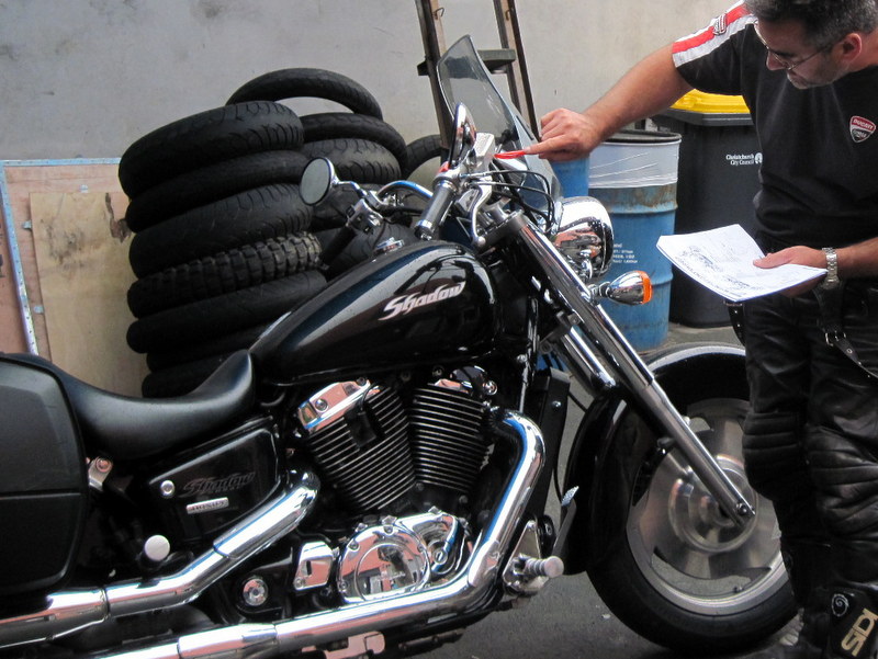 海外ツーリング ニュージーランド ロード オブ ザ リング オートバイレンタル クライストチャーチ 空港 オーナーのマットさんとレンタル前の車両チェック @ Te Waipounamu Motorcycle Tours 
