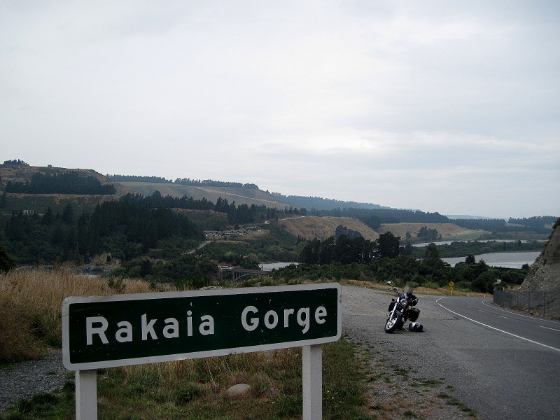 海外ツーリング ニュージーランド ロード オブ ザ リング オートバイレンタル クライストチャーチ 空港 テカポ湖 ラカイア川（Rakaia River）を臨む @Rakaia Gorge 