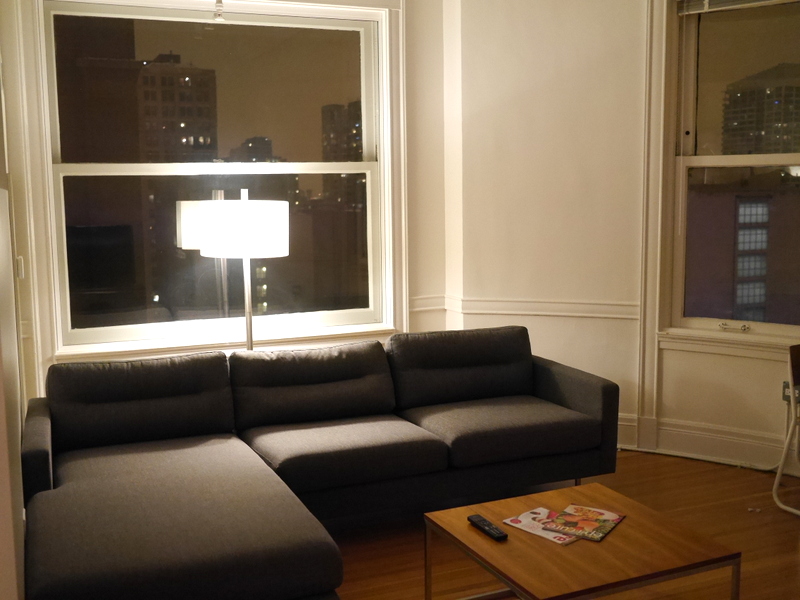 海外アパートメント泊  海外でアパートを借りる方法 高層アパートのリビング @Chicago 