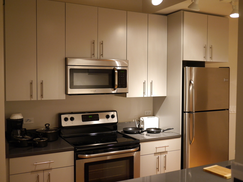 海外アパートメント泊  海外でアパートを借りる方法 冷蔵庫に加えてオーブンやレンジ完備のところも多い @Chicago  