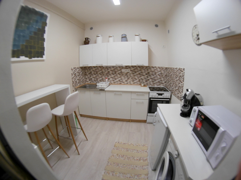 海外アパートメント泊  海外でアパートを借りる方法 広めのキッチンに手前下には洗濯機 @ Litoměřice, Czech 