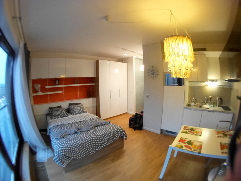 海外アパートメント泊  海外でアパートを借りる方法  ワンルームながら大きめの冷蔵庫と使いやすいキッチン @Wrocław 