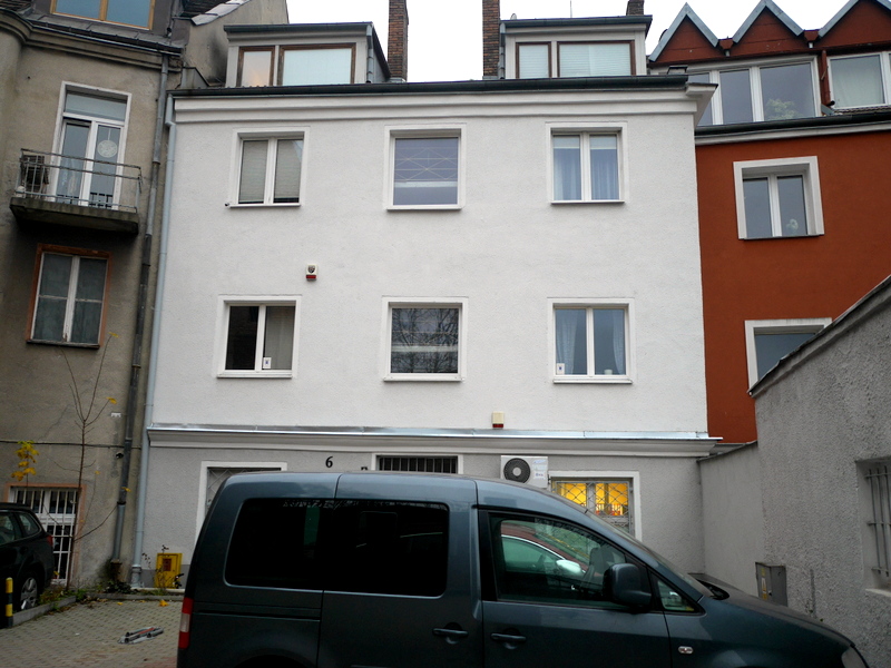 海外アパートメント泊  海外でアパートを借りる方法 アパート前の専用駐車場 @Gdańsk 