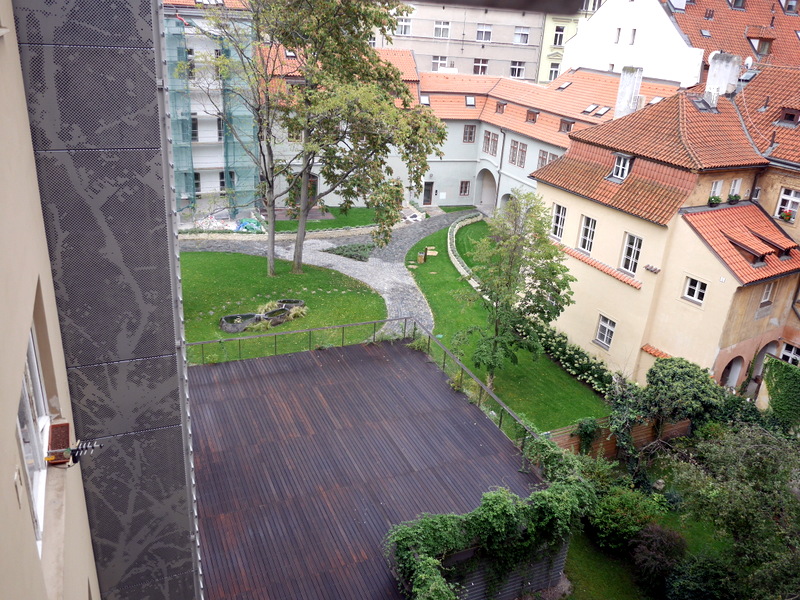 海外アパートメント泊  海外でアパートを借りる方法 素敵な中庭から心地よい風が入るアパート @Prague 