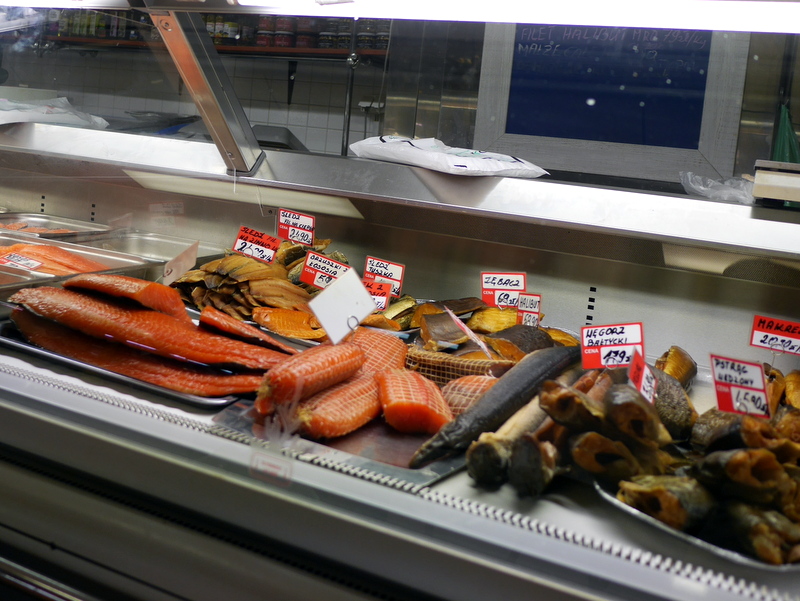 グダニスク グダンスク ダンツィヒ ポーランド グダニスク屋内市場 魚の燻製をメインに扱う魚屋@Hala Targowa
