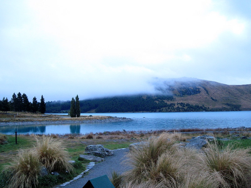 海外ツーリング ニュージーランド ロード オブ ザ リング オートバイレンタル ナルニア国物語 エレファント ロック 朝靄のテカポ湖 @Lake Tekapo