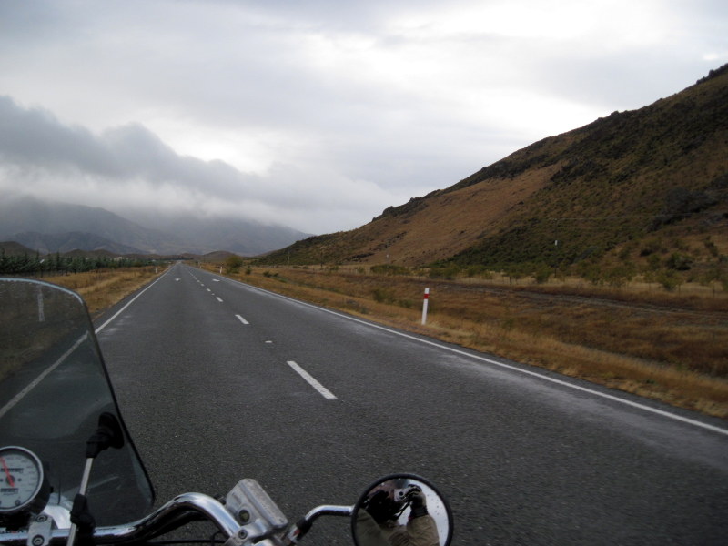 海外ツーリング ニュージーランド ロード オブ ザ リング オートバイレンタル ナルニア国物語 エレファント ロック 曇天ながら一本道を軽快に進む