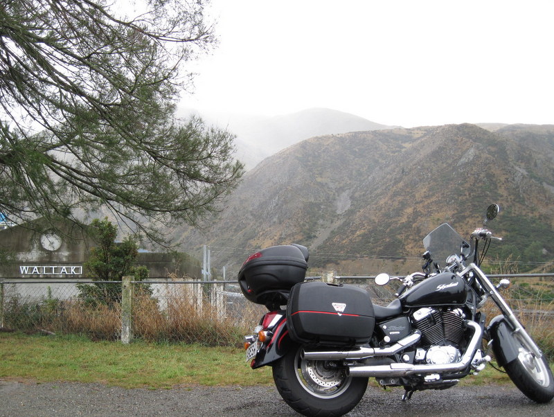 海外ツーリング ニュージーランド ロード オブ ザ リング オートバイレンタル ナルニア国物語 エレファント ロック 巨大ダムの前で一休憩 @Waitaki Dam Lookout