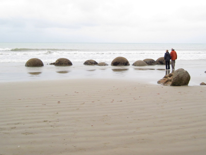 海外ツーリング ニュージーランド ロード オブ ザ リング オートバイレンタル 巨大石 モエラキ ボルダー 海辺に並ぶ巨大石