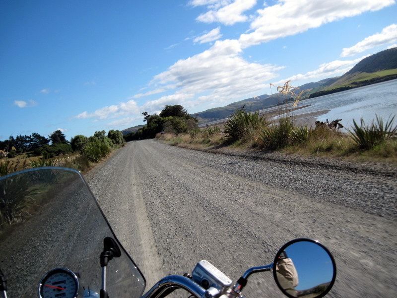 海外ツーリング ニュージーランド ロード オブ ザ リング オートバイレンタル ダニーデン カトリンズ地方 突然のダート道 @Catlins Lake, Hinahina