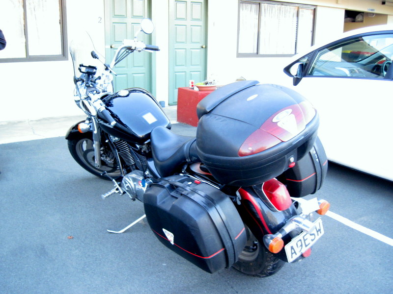 海外ツーリング ニュージーランド ロード オブ ザ リング オートバイレンタル インバカーギル モーテル扉前にバイクを駐車 @ASURE Townsman Motor Lodge