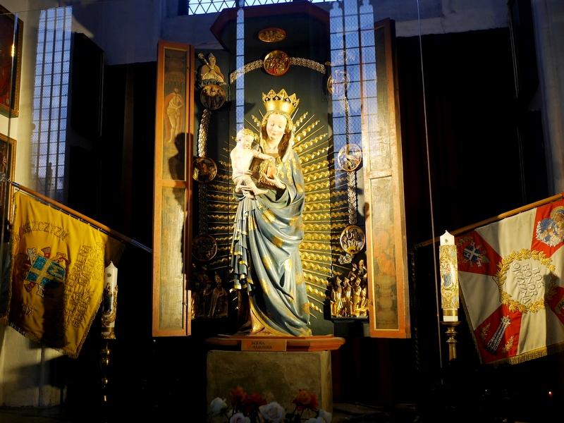 グダニスク グダンスク ダンツィヒ ポーランド 琥珀 聖ブリギダ教会 ヴェステルプラッテ 聖マリア教会 聖母マリアと幼子イエスの彫刻 1420年作 @St. Mary's Church, Gdańsk