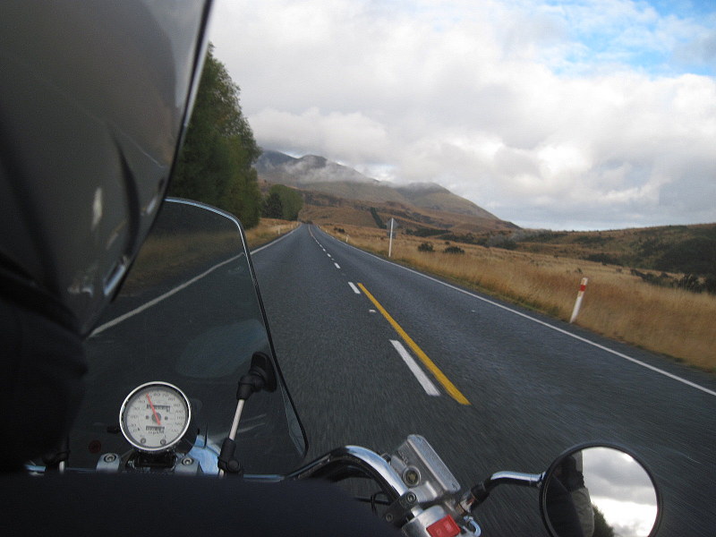海外ツーリング ニュージーランド ロード オブ ザ リング オートバイレンタル ミルフォード サウンドに ミルフォード ロード フィヨルドクルーズ  テ・アナウ へ快調にホンダのアメリカンを飛ばす@Invercargil