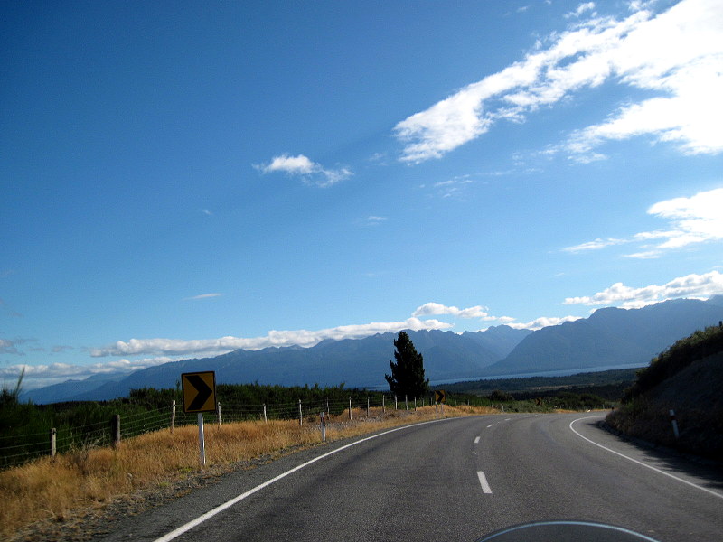 海外ツーリング ニュージーランド ロード オブ ザ リング オートバイレンタル ミルフォード サウンドに ミルフォード ロード フィヨルドクルーズ  道のかなたにテ・アナウ湖 @Milford Road