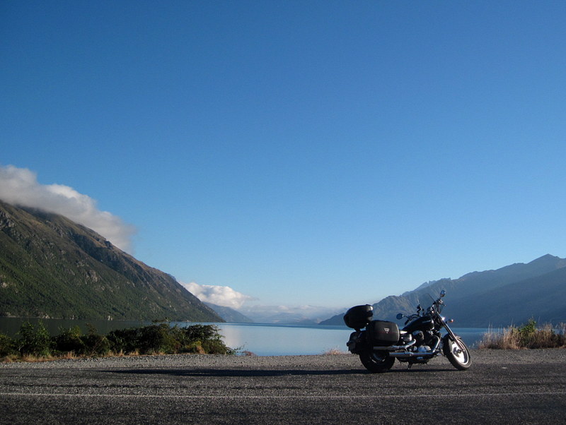 海外ツーリング ニュージーランド ロード オブ ザ リング オートバイレンタル テ アナウ クイーンズタウン ワカティプ湖で一休憩 @Lake Wakatipu