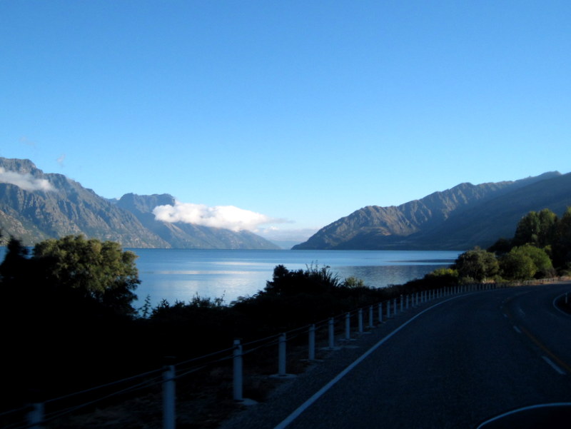 海外ツーリング ニュージーランド ロード オブ ザ リング オートバイレンタル テ アナウ クイーンズタウン ワカティプ湖と連山 @Lake Wakatipu