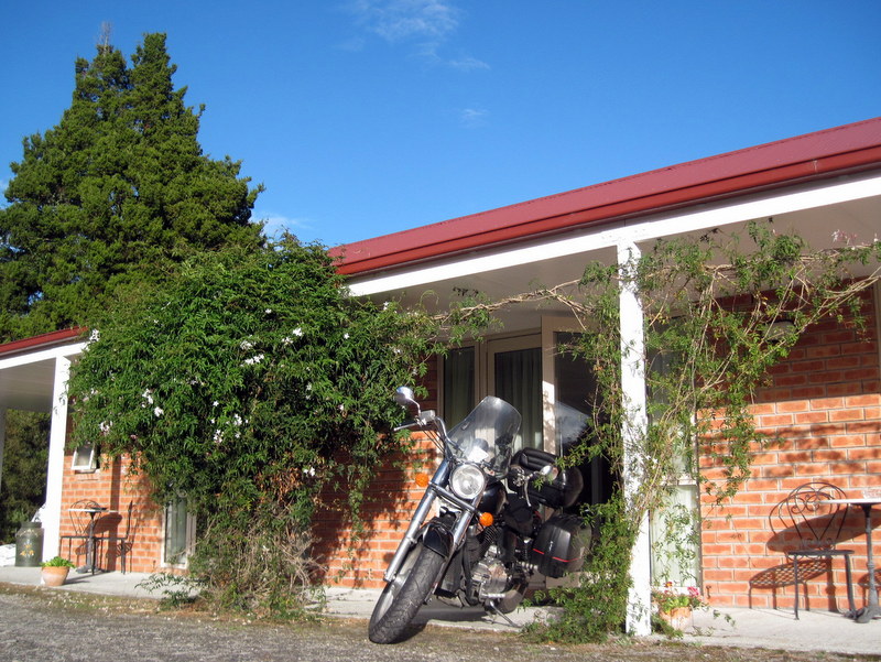 海外ツーリング ニュージーランド ロード オブ ザ リング オートバイレンタル フォックス グレーシャー ミスティピークス 部屋の前のバイク @Misty Peaks