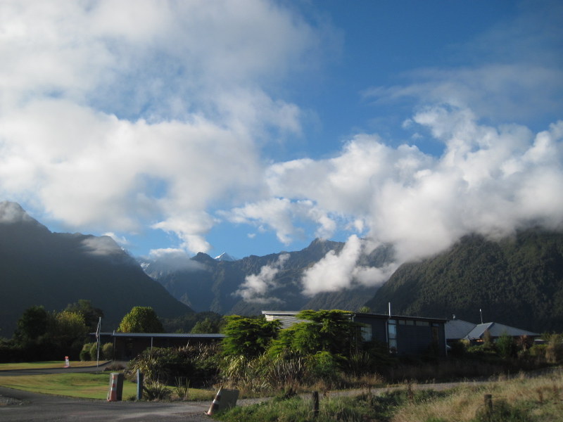 海外ツーリング ニュージーランド ロード オブ ザ リング オートバイレンタル フォックス グレーシャー ミスティピークス ロッジ前からの眺め @Misty Peaks