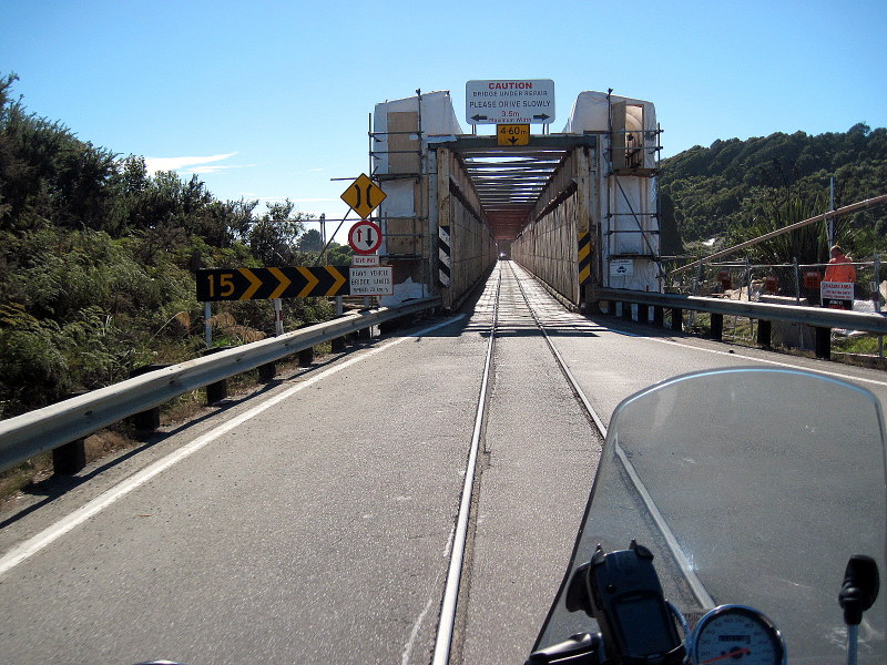 海外ツーリング ニュージーランド ロード オブ ザ リング オートバイレンタル グレイマウス 地ビール Monteith's  鉄道も共有する橋 @Taramakau Road-Rail Bridge