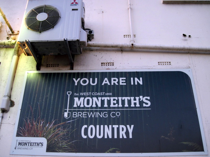 海外ツーリング ニュージーランド ロード オブ ザ リング オートバイレンタル グレイマウス 地ビール Monteith's  パブの看板 @Greymouth