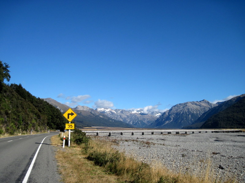 海外ツーリング ニュージーランド ロード オブ ザ リング オートバイレンタル サザンアルプス山脈 アーサーズ パス国立公園 翡翠街道 パイ専門店 広大な河原 @Arthur's Pass