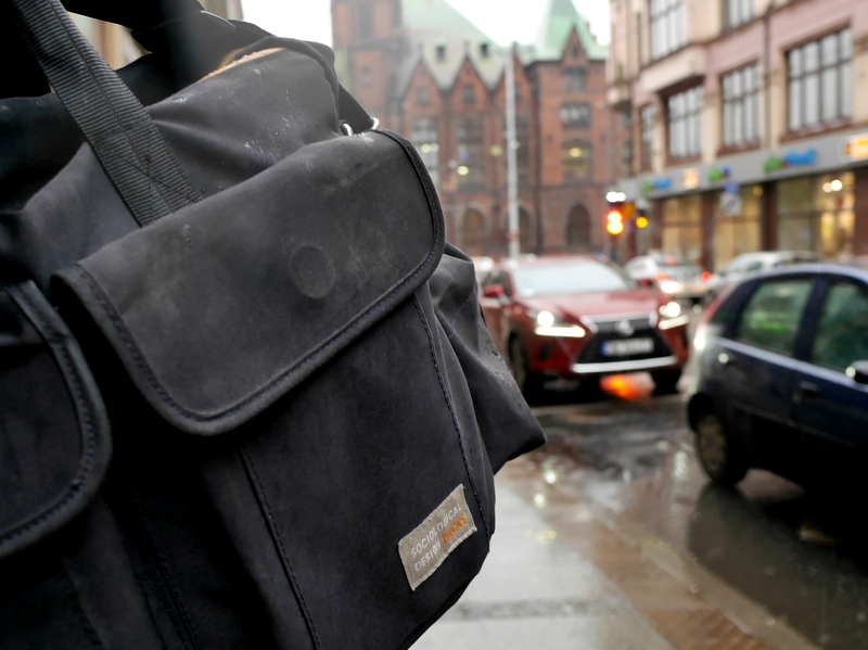 旅行鞄の決定版 ファザーズバッグ agnate 防水機能はピカイチのagnate @ポーランドの街角で