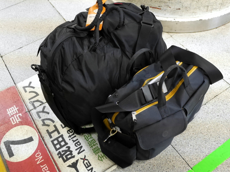 旅行鞄の決定版 ファザーズバッグ agnate 鞄も持ち手も自立し持ち上げやすい agnate @東京駅にて