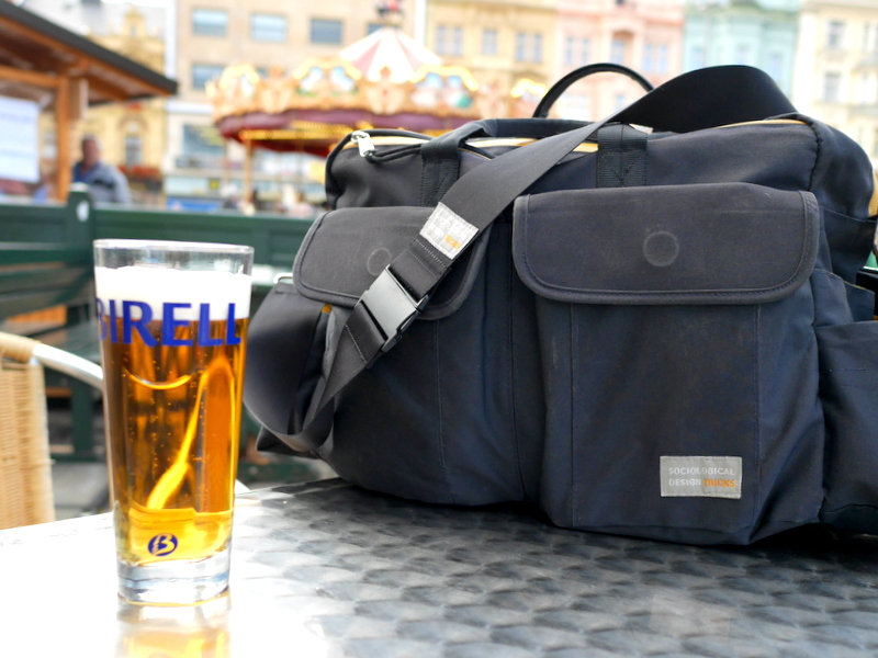 旅行鞄の決定版 ファザーズバッグ agnate  旅のお伴はいつも agnate @チェコの広場にて