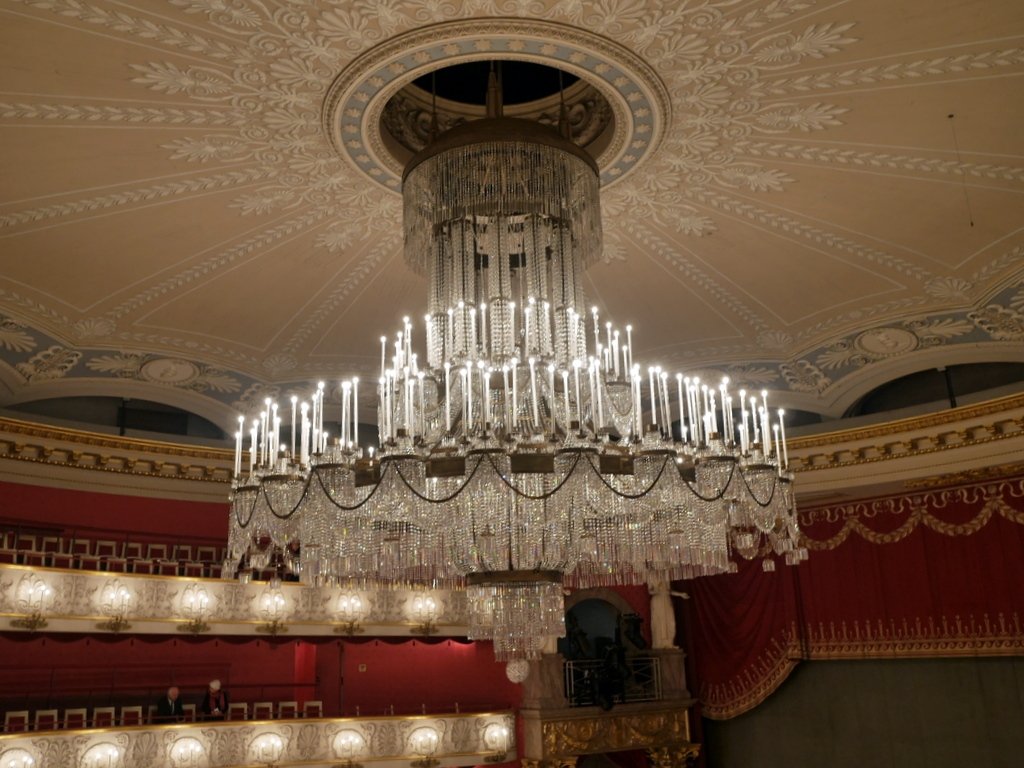 ミュンヘンのコンサートホール、オペラ座 目の前の巨大シャンデリア @Bayerische Staatsoper