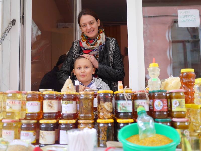 ポーズをとってくださった蜂蜜屋さんの親子 @Piaţă agroalimentară シゲトゥ・マルマツィエイ, ルーマニア