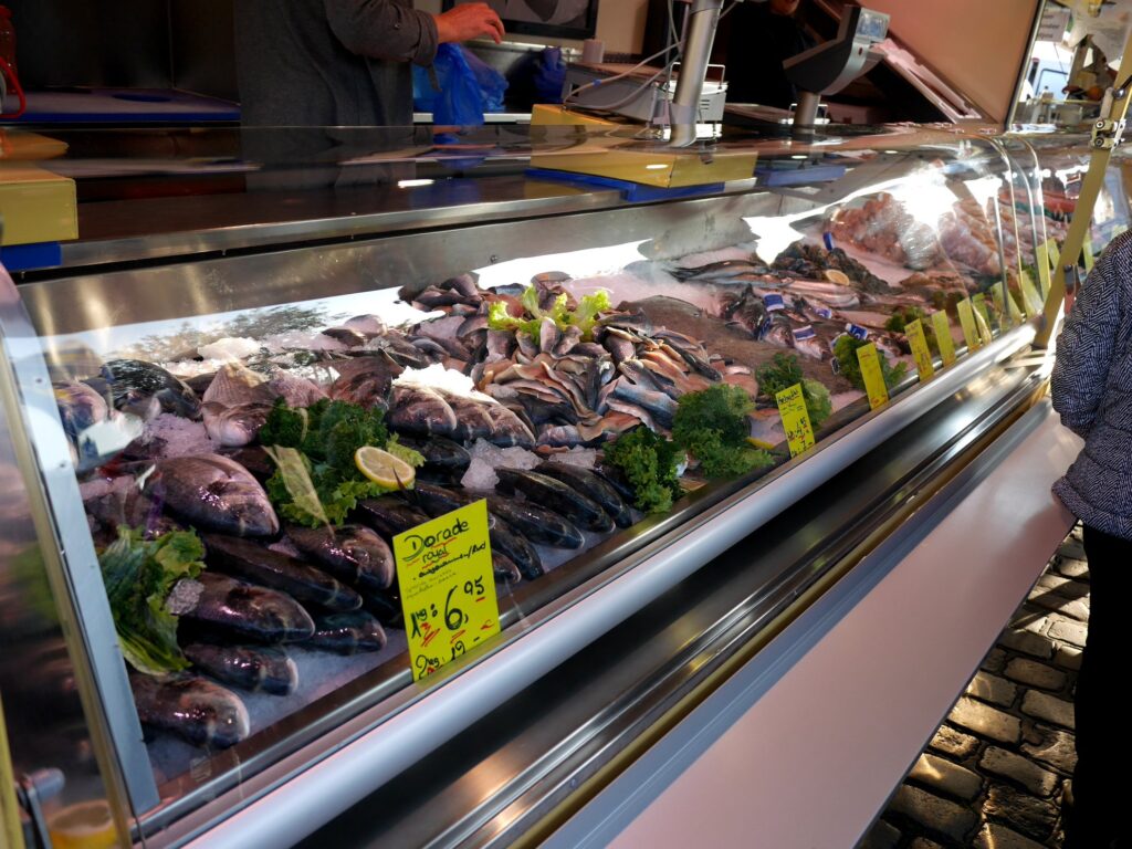 鮮魚店も見るからに新鮮そうな魚が並ぶ @Hamburg Fischmarkt