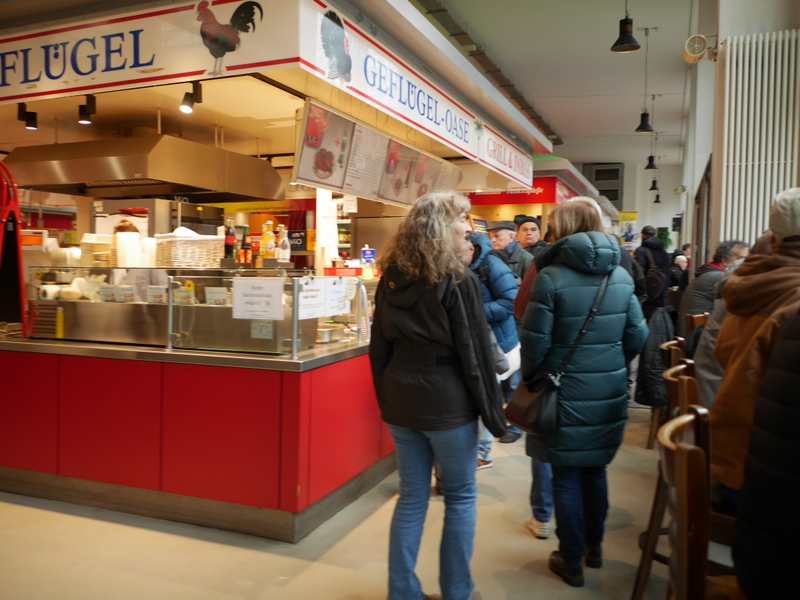 イートインにはお客いっぱい@Marheineke Markthalle ベルリン