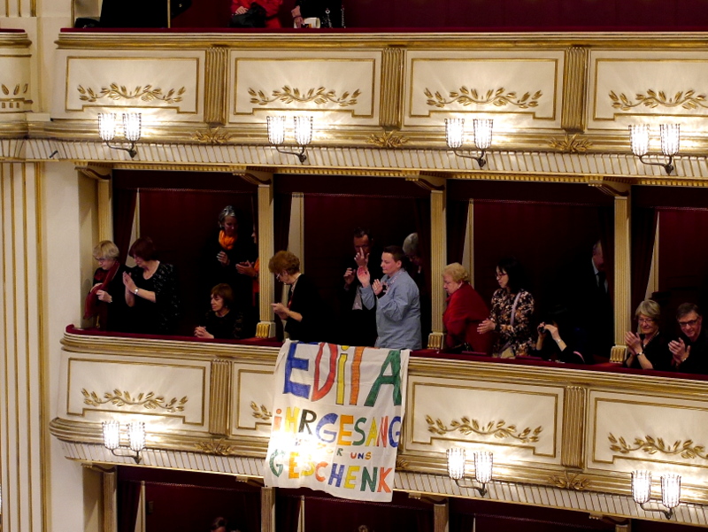 横断幕を歌劇場で見るのは珍しい @Wiener Staatsoper