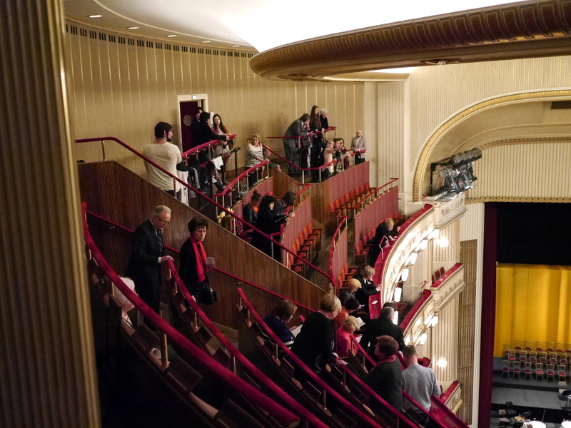 懐かしい桟敷席。かつて貧乏学生だった故、どこの劇場でも座るのは天井に最も近い席であった @Wiener Staatsoper