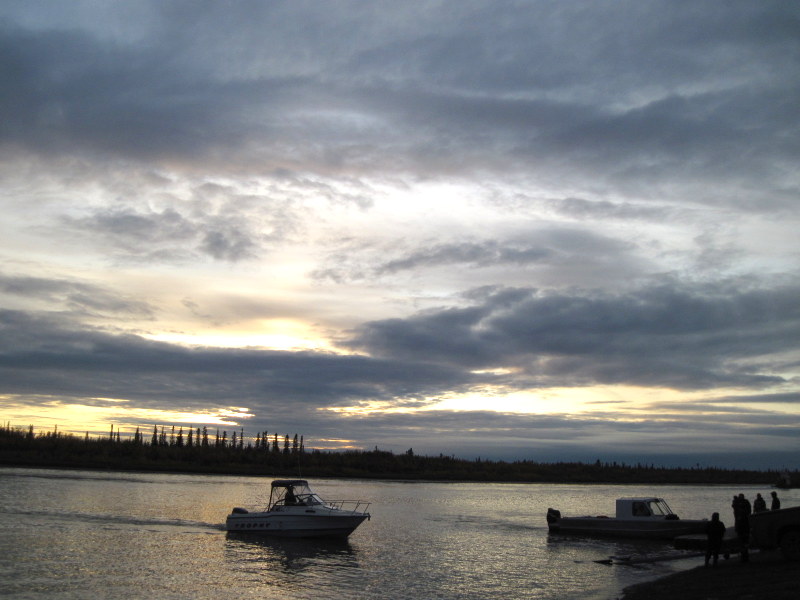 夕暮れ時の川辺、釣りを楽しんだイヌイットの人々が続々と帰還してきていた @Inuvik
