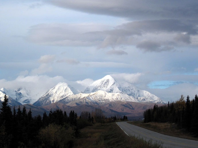 リチャードソン・ハイウェイは、アラスカの高い山々を眺める絶好の道@Richardson Highway