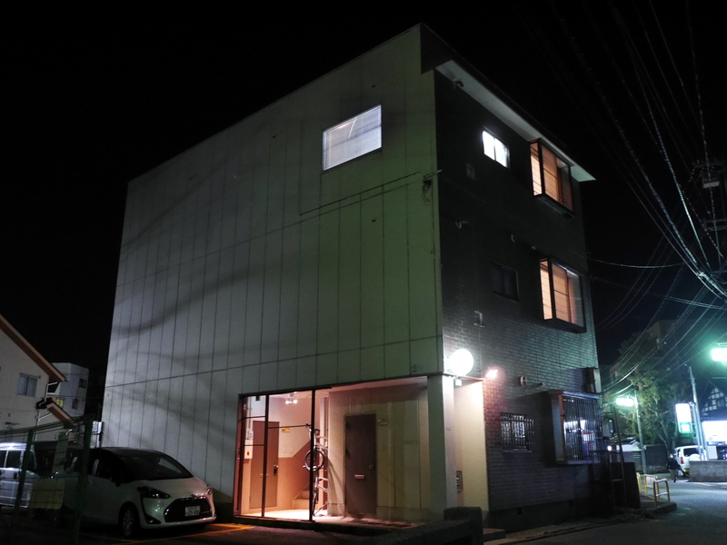 今回利用したアパート、周囲も明るく立派な建物 @金沢 Airbnb