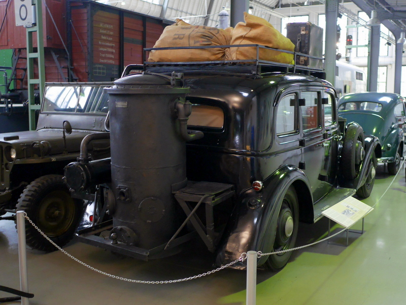 木炭車（Adler Diplomat 3 GS mit Holzgasgenerator ） @Deutsches Museum Verkehrszentrum