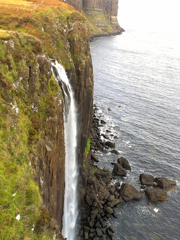 海に流れ込む滝 @Mealt Falls