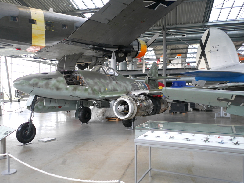 Jumo 004 エンジンが見えるようにカバーを外されたメッサーシュミット Me262 @Deutsches Museum Flugwerft Schleißheim