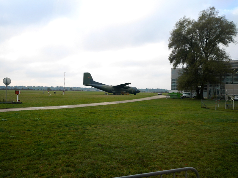 館内から飛行場に駐機している航空機が見える @Deutsches Museum Flugwerft Schleißheim