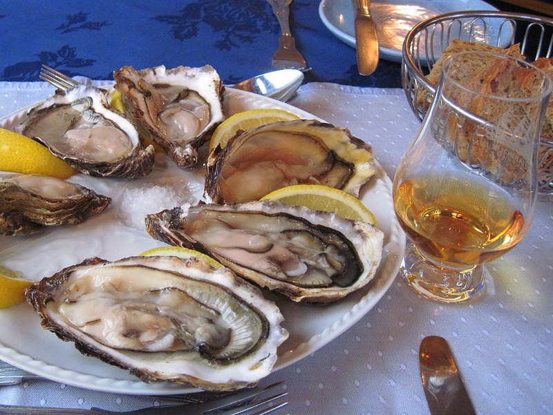 ブレンダーグラスと生牡蠣 ※アイラ島の流儀に従えば、カキにはウイスキーを垂らしながらいただく