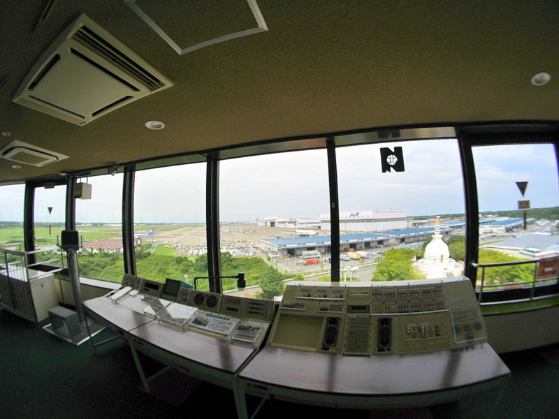 管制塔にいる気分になる中央棟5階の展望展示室 @航空科学博物館