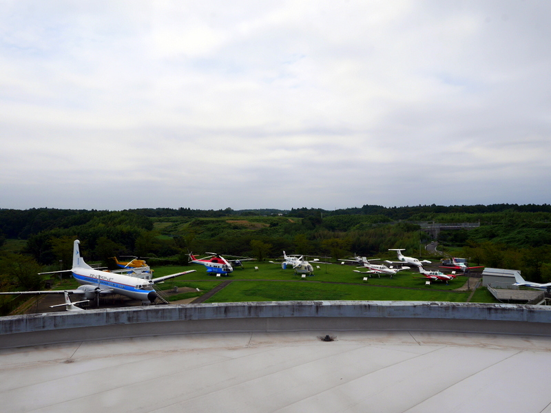 屋外展示で航空機が並ぶ @航空科学博物館