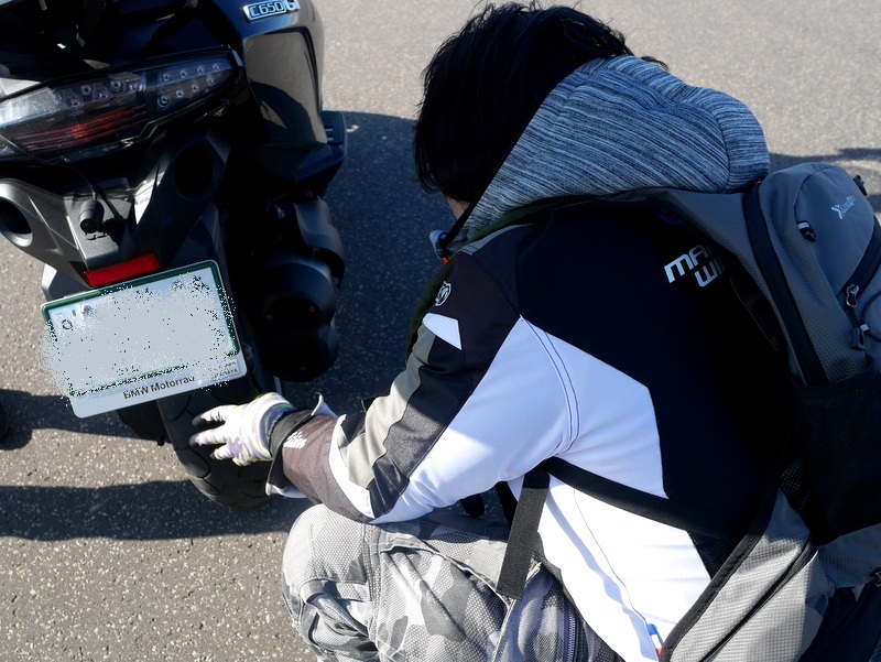 小型空気入れで応急処置 @野付半島