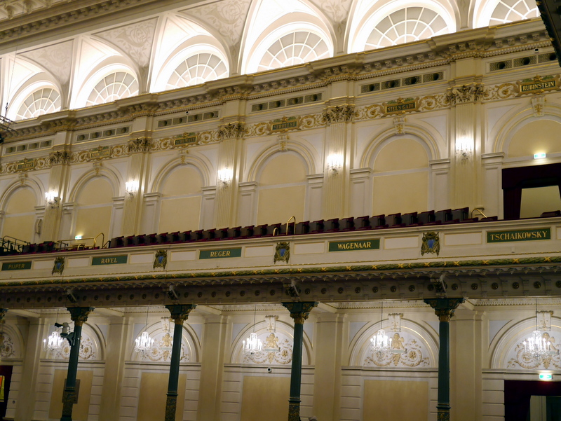 真っ白な内装、壁面には作曲家の名前が並ぶ @Koninklijk Concertgebouw