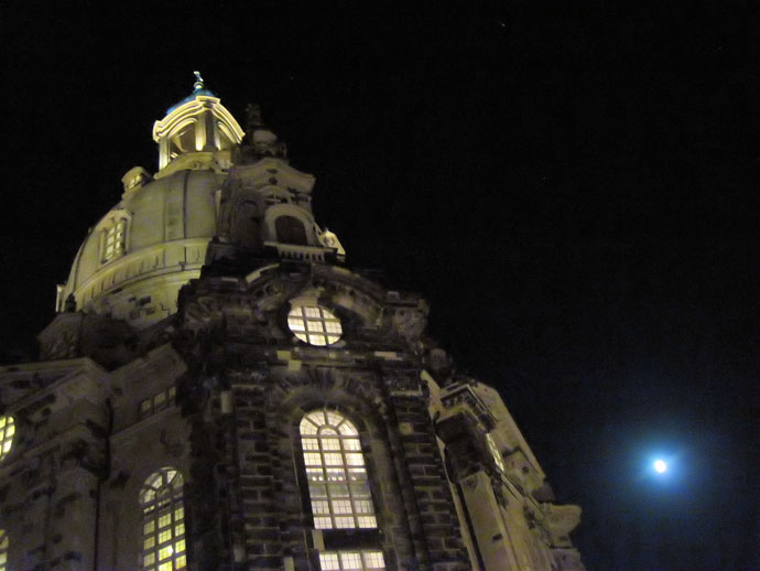 月と聖母教会、この下で大道芸人が「アリア」などを歌っていた @Frauenkirche Dresden